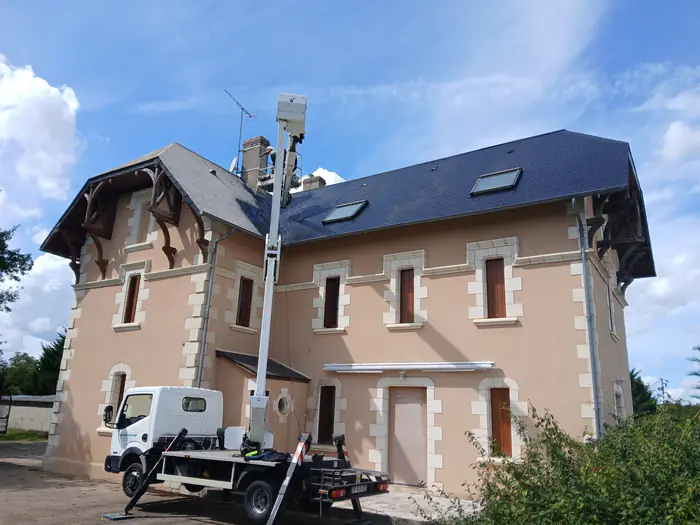 Application d'un hydrofuge coloré sur une toiture en tuiles