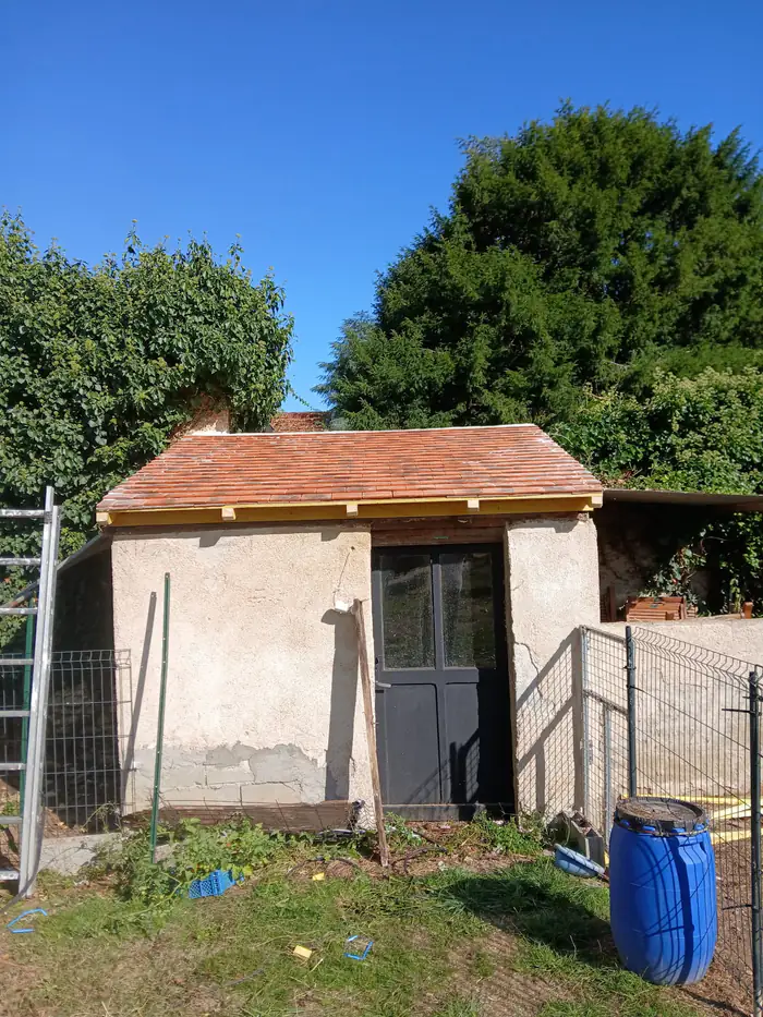 Toiture rénovée après réfection complète de la couverture par Luis Tourraine