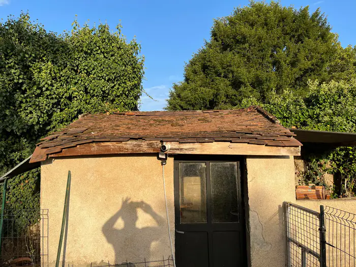 Toiture en tuiles avant rénovation de la couverture près de Loches